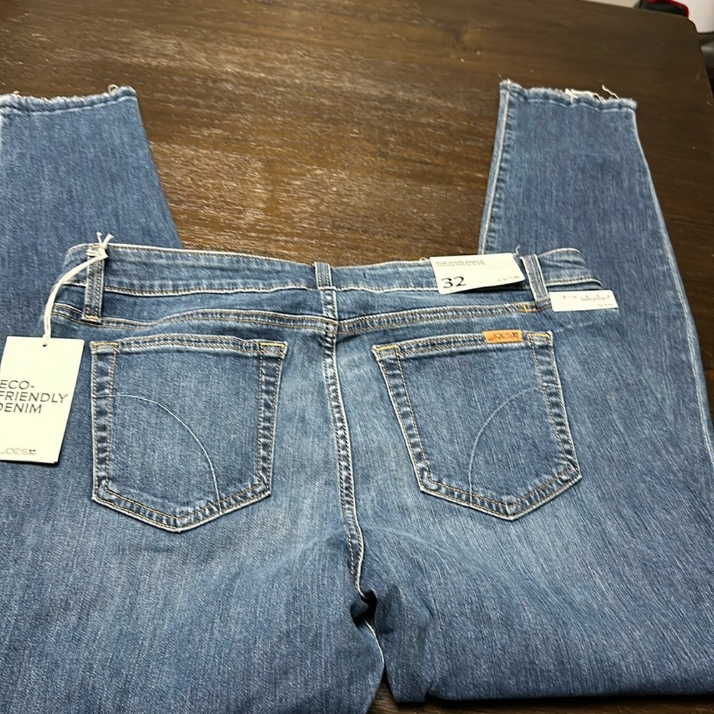 Roamie Eco-Friendly The Icon Ankle in Medium Blue
Joe's Jeans
Color:Medium Blue